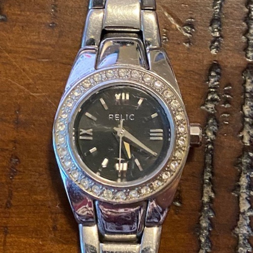 RELIC LADIES WATCH WITH DIAMOND CHIPS AROUND FACE. GREAT EVERYDAY WATCH!!